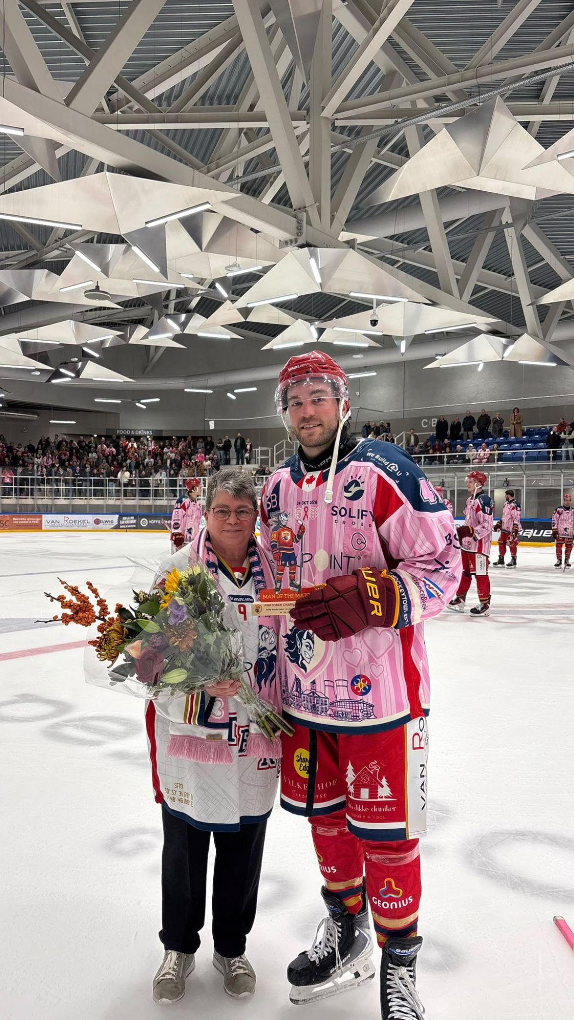 Brad Forrest met de Man of the Match Award